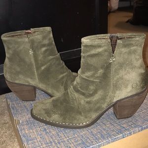 Born suede boots! Never worn Still in the box